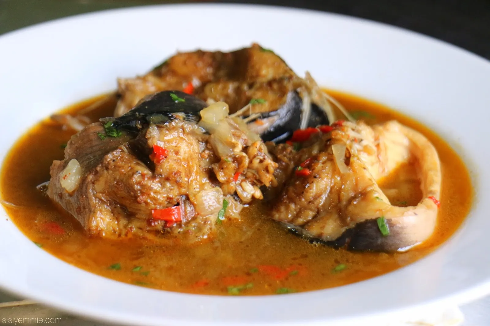 Silure mijoté en sauce traditionnelle proposé au restaurant ESENGO à Brazzaville
