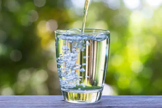 Eau fraîche servie au restaurant ESENGO à Brazzaville