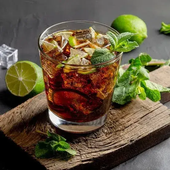Coca punch citron servi bien frais au restaurant ESENGO à Brazzaville