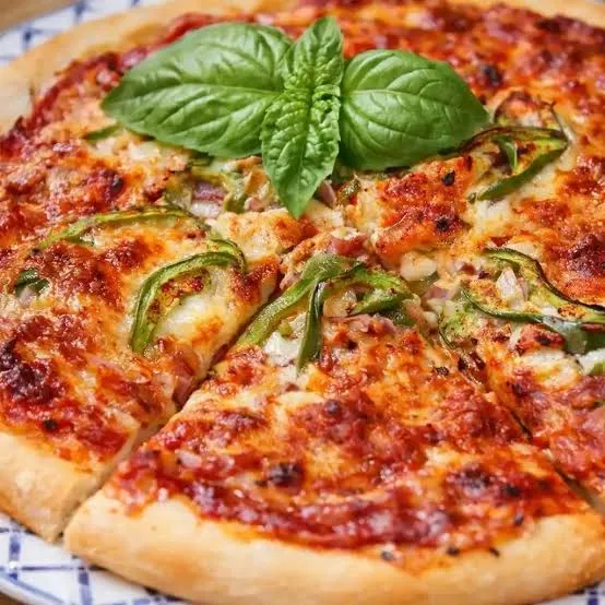 Pizza artisanale préparée au restaurant ESENGO à Brazzaville